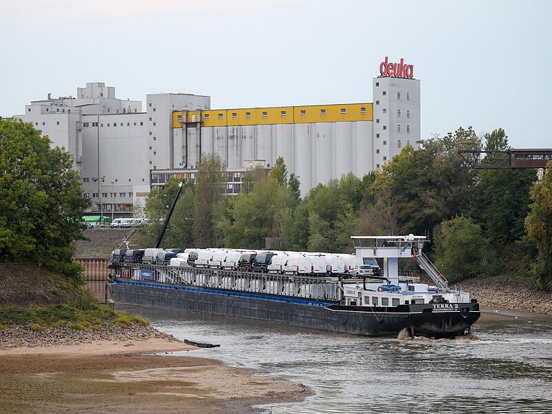 Frachtschiff f&auml;hrt sich im D&uuml;sseldorfer Hafen fest