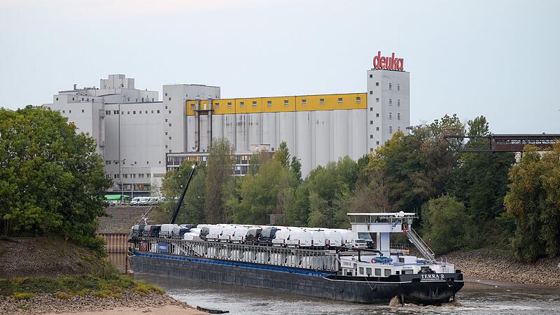 Frachtschiff fährt sich im Düsseldorfer Hafen fest Frachtschiff fährt sich im Düsseldorfer Hafen fest