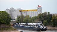 Frachtschiff f&auml;hrt sich im D&uuml;sseldorfer Hafen fest