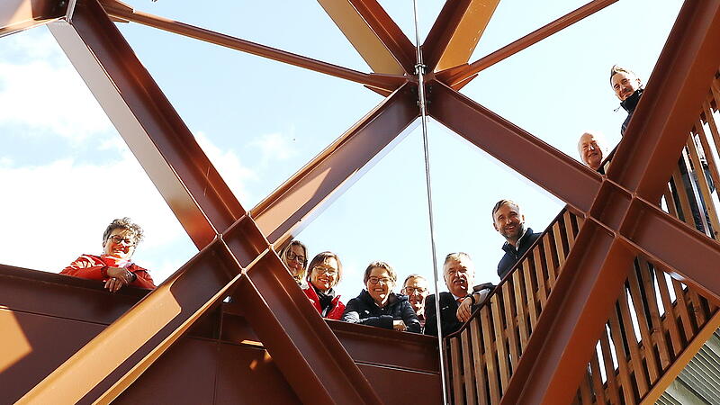 L&auml;ndliche Aktiongruppen haben jetzt (Mitte) der Kulmbacher LAG-Manager Klemens Angermann, Landrat Klaus Peter S&ouml;llner und B&uuml;rgermeister Christian Ruppert auf den Pressecker Aussichtsturm gef&uuml;hrt. Die G&auml;ste aus Mittelfranken wollen etwas Vergleichbares in Bad Windsheim haben.