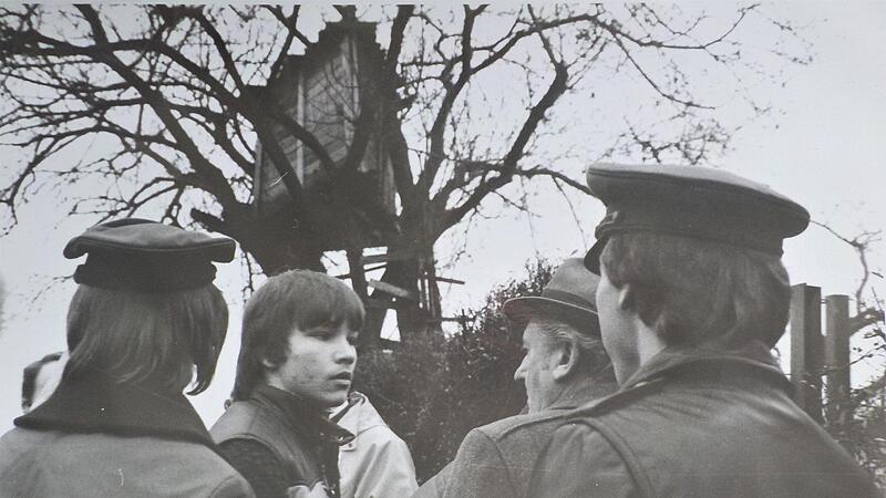 Bernd S. (Mitte) unter dem  Baumhaus, in dem er zwei Jungen get&ouml;tet hat.