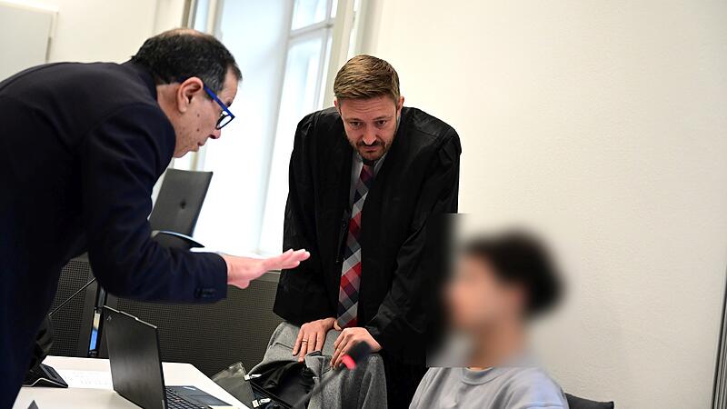 Ein Dolmetscher (rechts), Rechtsanwalt Maximilian Glabasnia aus Bamberg und einer der Angeklagten