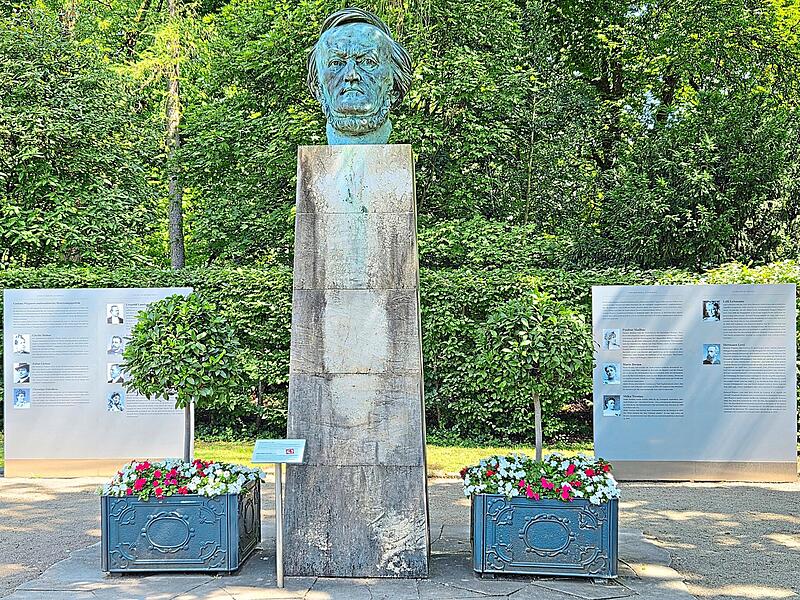 Die B&uuml;ste des bekennenden Antisemiten Richard Wagner inmitten der Gedenkausstellung &bdquo;Verstummte Stimmen&ldquo;.