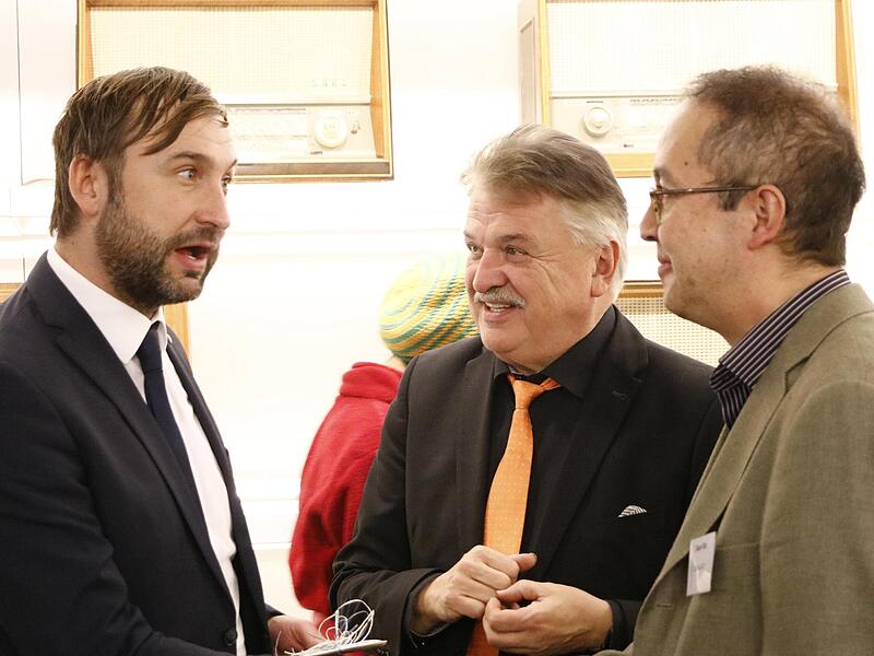 Bürgermeister Christian Ruppert (links) dankte Museums-Initiator Takao Kita (rechts) für dessen Beitrag zu Belebung des Marktes Presseck, die Landrat Klaus Peter Söllner  „für eine einmalige und tolle Sache“ hält.