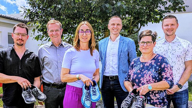 &Uuml;ber den Erfolg der sportlichen Grundsch&uuml;ler freuten sich (von links) Martin Edler (Elternbeirat, Kassier), Gerhard Albert (Vorsitzender Khublei Hilfsverein), Marietta Menz (Rektorin Sinnberg-Grundschule), Steffen Krambo (Verein Jonas hilft, Scha...