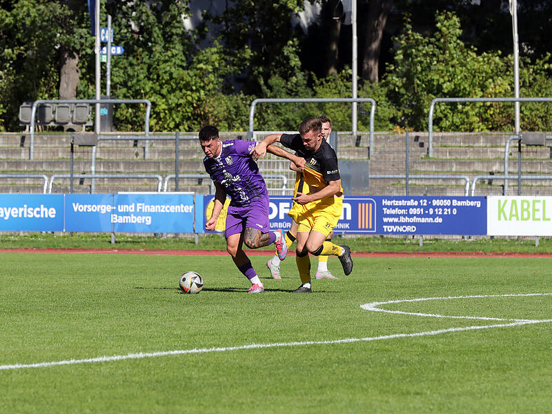 Luca Ljevsic (links) ließ es gegen Bayern Hof krachen. Sein Volleyschuss ins Glück bekam bei der Wahl zum Bayern-Treffer des Monats September die meisten Stimmen.