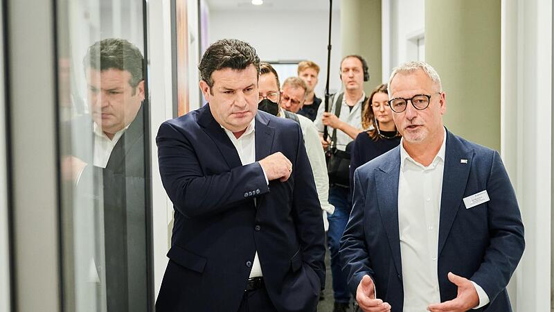 Bundesarbeitsminister Hubertus Heil (l.) lie&szlig; sich von Lutz Neumann durch das Jobcenter Lichtenberg f&uuml;hren.