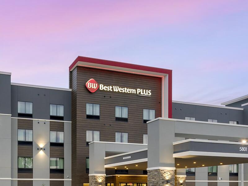 Das Best-Western-Plus-Logo am Winter Haven Inn & Suites Hotel, Winter Haven.