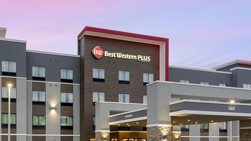 Das Best-Western-Plus-Logo am Winter Haven Inn & Suites Hotel, Winter Haven.