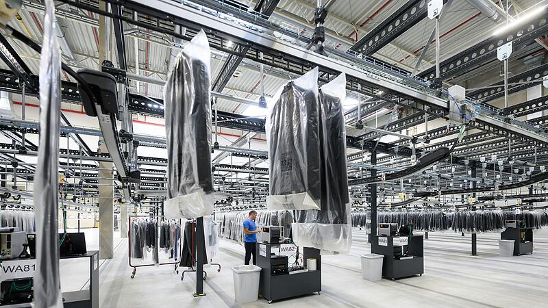 16 Kilometer F&ouml;rderb&auml;nder: ein Blick in das neue Logistikzentrum des Modeherstellers s.Oliver in Dettelbach.