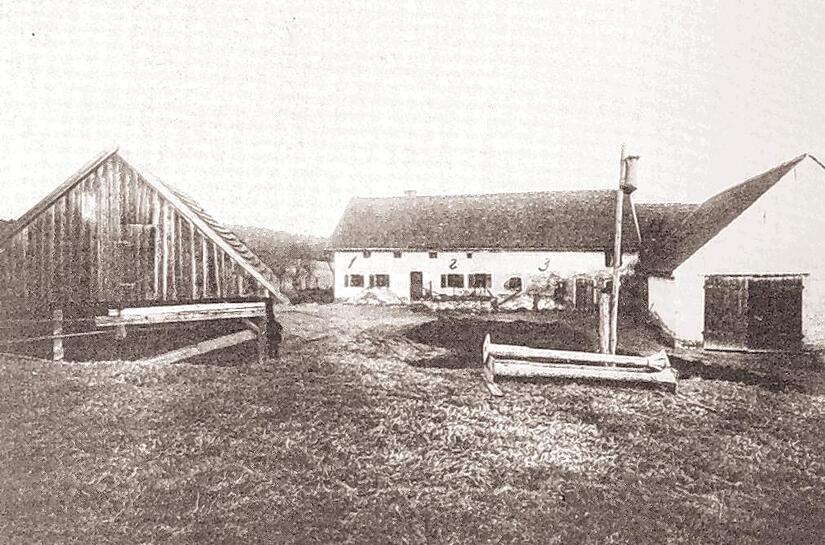 So hat der Bauernhof Hinterkaifeck ausgesehen, mit Wohnhaus und Stallungen. Hier wurden 1922 die sechs Leichen gefunden. So hat der Bauernhof Hinterkaifeck ausgesehen, mit Wohnhaus und Stallungen. Hier wurden 1922 die sechs Leichen gefunden.