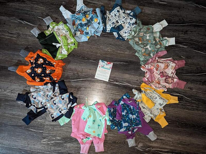 Die kleine Nähgruppe rund um Katja Trammer stellt für Patienten des Klinikums Bambergs eine Vielfalt an Mützen, Bodies und weiteren kreativen Kleidungsstücken her.