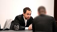 Rechtsanwalt Dr. Philipp Schulz-Merkel aus Nürnberg und der Angeklagte im Gespräch