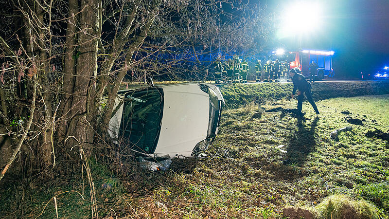 Die 19-j&auml;hrige Fahrerin prallte im Unfallverlauf mit ihrem Autodach voran gegen eine Baumgruppe.