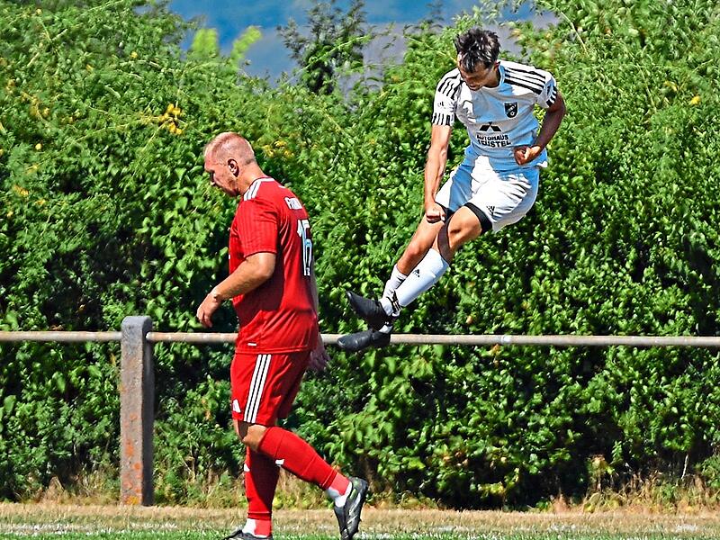 Elias Krines vom TSV Zell/Ebersberg jubelt nach seinem Treffer zum 1:0.Ryan Evans Elias Krines vom TSV Zell/Ebersberg jubelt nach seinem Treffer zum 1:0.Ryan Evans