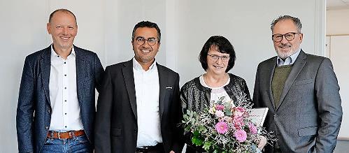 Jürgen Schäfer (Leitung Finanzen, Administration & Personal), Geschäftsführer Dr. Abassin Aryobsei (CEO), Petra Heim und Geschäftsführer Peter Mayr bei der Gratulation zum Betriebsjubiläum und der Übergabe der IHK-Ehrenurkunde. Jürgen Schäfer (Leitung Finanzen, Administration & Personal), Geschäftsführer Dr. Abassin Aryobsei (CEO), Petra Heim und Geschäftsführer Peter Mayr bei der Gratulation zum Betriebsjubiläum und der Übergabe der IHK-Ehrenurkunde.