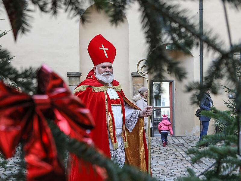 Der Heilige Nikolaus kommt am 6. Dezember ab 18 Uhr zum Forchheimer Weihnachtsmarkt.Forchheim & Fränkische Schweiz