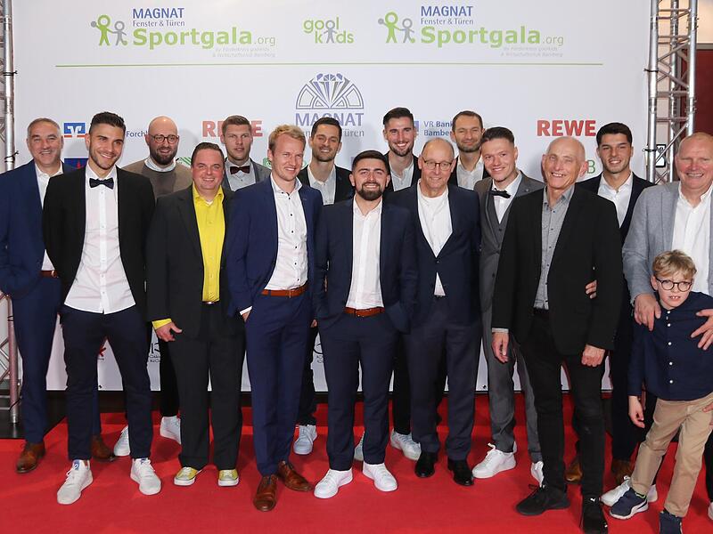 Nach dem Aufstieg in die Regionalliga mit einer imponierenden Serie von 27 ungeschlagenen Spielen setzten sich die Fußballer vom FC Eintracht Bamberg erwartungsgemäß souverän bei der Wahl „Herrenmannschaft des Jahres“ durch. Nach dem Aufstieg in die Regionalliga mit einer imponierenden Serie von 27 ungeschlagenen Spielen setzten sich die Fußballer vom FC Eintracht Bamberg erwartungsgemäß souverän bei der Wahl „Herrenmannschaft des Jahres“ durch.