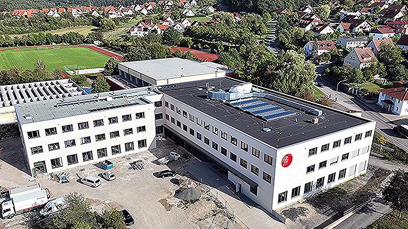 Die Baustelle des Friedrich-R&uuml;ckert-Gymnasiums in Ebern (Aufnahme vom Herbst 2023). Inzwischen ist der alte Fachtrakt mit den Shedd&auml;chern links oben auch verschwunden.