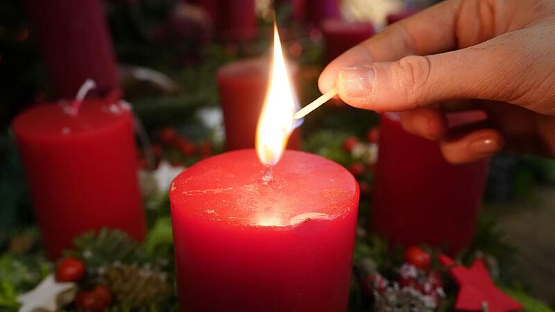 Echte Kerzen geh&ouml;ren einfach zum Adventskranz &ndash; aber wenn sie nach und nach kleiner werden und der Kranz trockener, ist Vorsicht geboten.