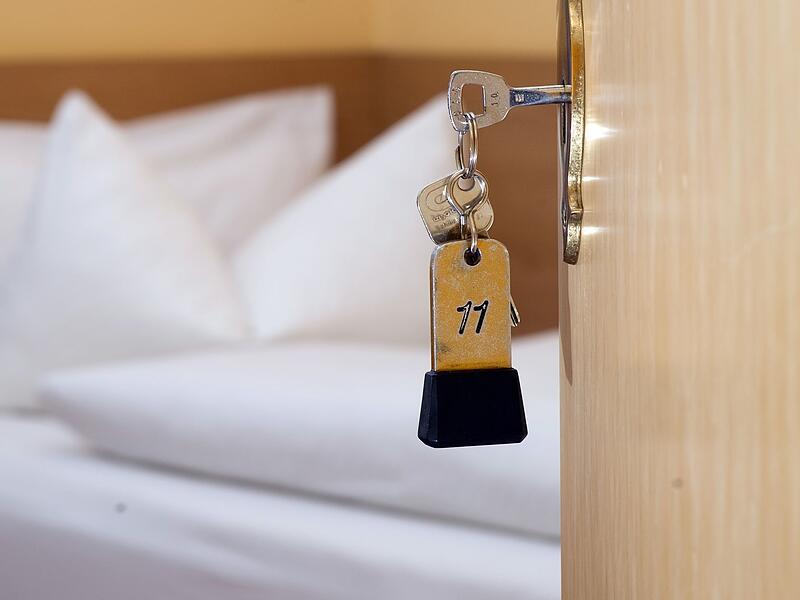 Ein Zimmerschl&uuml;ssel h&auml;ngt in einem G&auml;stehaus
