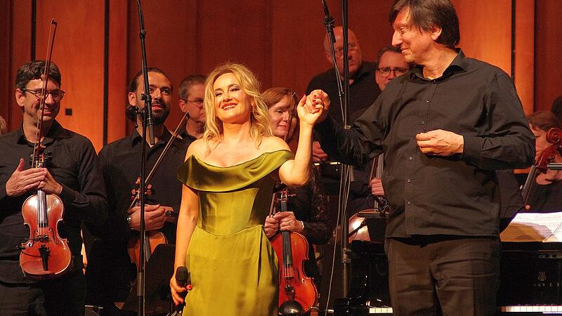Sängerin Katharine Mehrling und Dirigent Kai Tietje beim Musiktheaterabend im Max-Littmann-Saal.