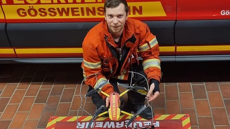 Kommandant Marcel Zweck mit der Drohne im FeuerwehrhausForchheim & Fränkische Schweiz Kommandant Marcel Zweck mit der Drohne im FeuerwehrhausForchheim & Fränkische Schweiz