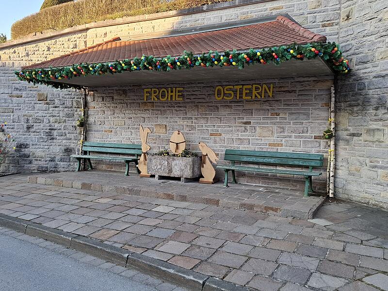 Bushaltestelle in Schondra: von Frauenbund Schondra geschmückt