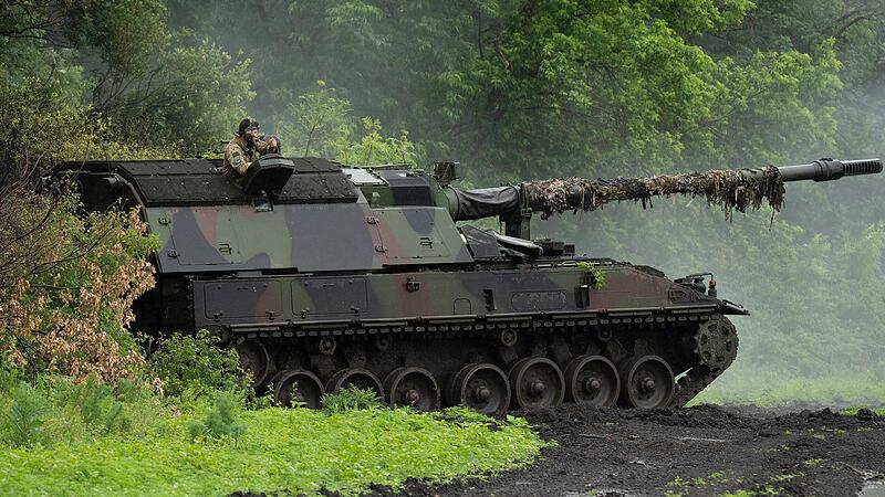 Eine deutsche Panzerhaubitze 2000 der ukrainischen Armee steht an der Frontlinie in der Nähe von Bachmut. Eine deutsche Panzerhaubitze 2000 der ukrainischen Armee steht an der Frontlinie in der Nähe von Bachmut.