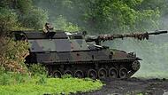 Eine deutsche Panzerhaubitze 2000 der ukrainischen Armee steht an der Frontlinie in der Nähe von Bachmut.