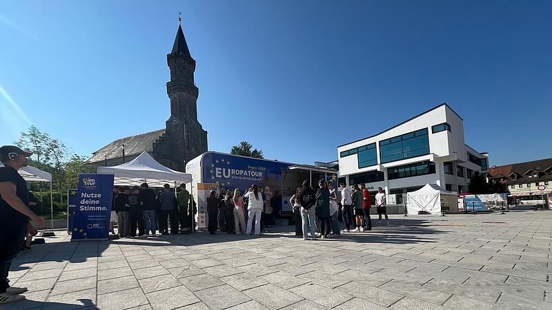 Der Info-Bus zur Europawahl 2024 macht Station in Neustadt.