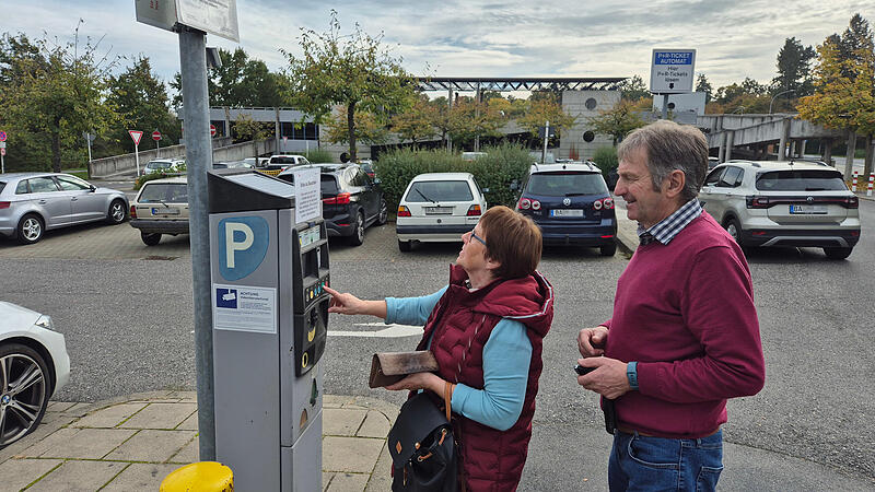 Transaktion abgebrochen: F&uuml;r dieses Schl&uuml;sselfelder P&auml;rchen ist der Automat beim Park-and Ride am Heinrichsdamm eine Zumutung