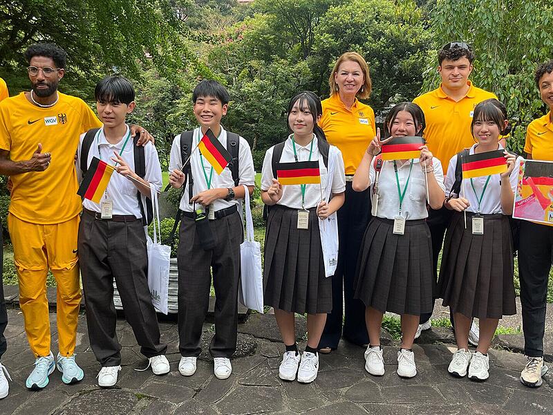 Merlin Hummel (hinten rechts) wurde zusammen mit Malaika Mihambo (rechts) sowie Weitspringer Simon Batz und Marathon-L&auml;ufer Amanal Petros (von links) von der deutschen Botschafterin in Japan, Petra Sigmund empfangen. Mit im Bild Sch&uuml;ler der deutschen Schule in Tokio.
