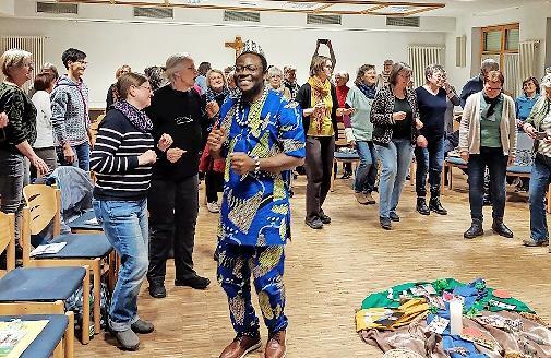 Pfarrer Blaise Okpanachi berichtete nicht nur aus seiner Heimat, sondern präsentierte auch ein traditionelles nigerianisches Gewand. Pfarrer Blaise Okpanachi berichtete nicht nur aus seiner Heimat, sondern präsentierte auch ein traditionelles nigerianisches Gewand.