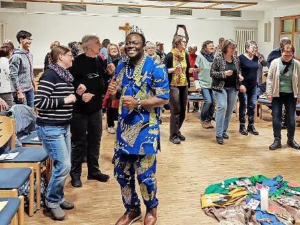 Pfarrer Blaise Okpanachi berichtete nicht nur aus seiner Heimat, sondern pr&auml;sentierte auch ein traditionelles nigerianisches Gewand.