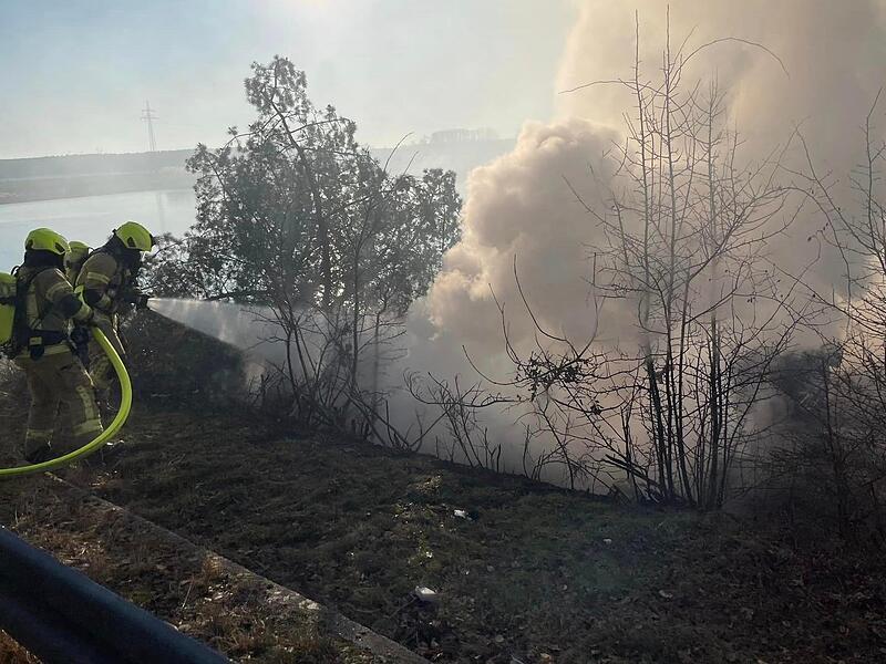 Auf Höhe Nankendorf landete ein Fahrzeug im Graben, geriet in Brand und musste gelöscht werden.