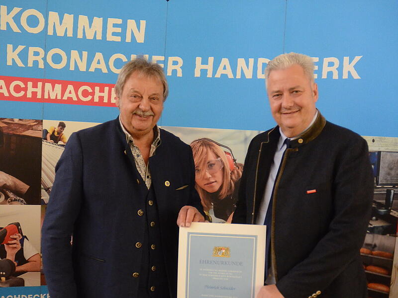 Kreishandwerksmeister Heinrich Schneider (links) erhielt die Ehrenurkunde des Staatsministers Hubert Aiwanger vom Handwerks-Pr&auml;sident f&uuml;r Oberfranken Matthias Gra&szlig;mann.