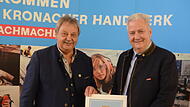 Kreishandwerksmeister Heinrich Schneider (links) erhielt die Ehrenurkunde des Staatsministers Hubert Aiwanger vom Handwerks-Pr&auml;sident f&uuml;r Oberfranken Matthias Gra&szlig;mann.