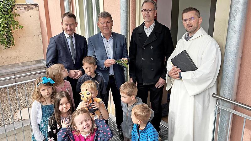 Stellvertretender Landrat Johannes Maciejonczyk, B&uuml;rgermeister Carsten Joneitis, Architekt Stefan Gleisner und Pastoralreferent Marek Bonk (v. l.) freuen sich &uuml;ber die Fertigstellung der Alten Schule mit den Kindergartenkindern.