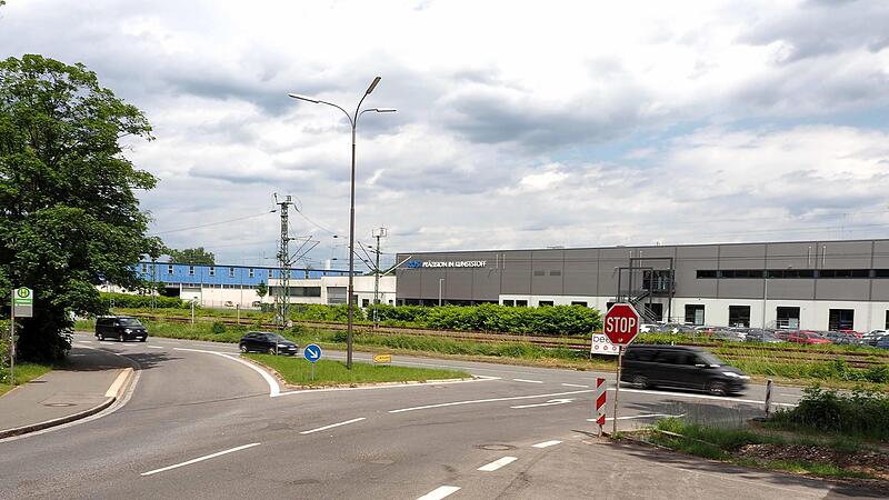 Der Ahorner Berg mündet beim Alten Schützenhaus in die B 4 (Weichengereuth). Auf der Bundesstraße herrscht starker Verkehr. Linksabbiegen nach und von Ahorn ist mitunter zeitaufwendig und riskant.