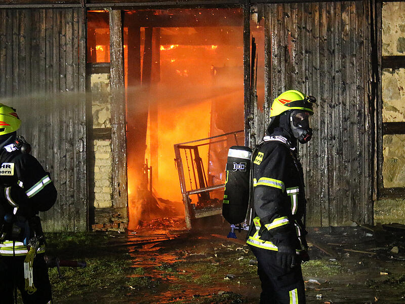 In Wohlbach (Ahorn) brannte in der Nacht ein Wohnanwesen nieder. Auch ein Nachbargeb&auml;ude war betroffen. Ein weiteres &Uuml;bergreifen der Flammen wurde verhindert.