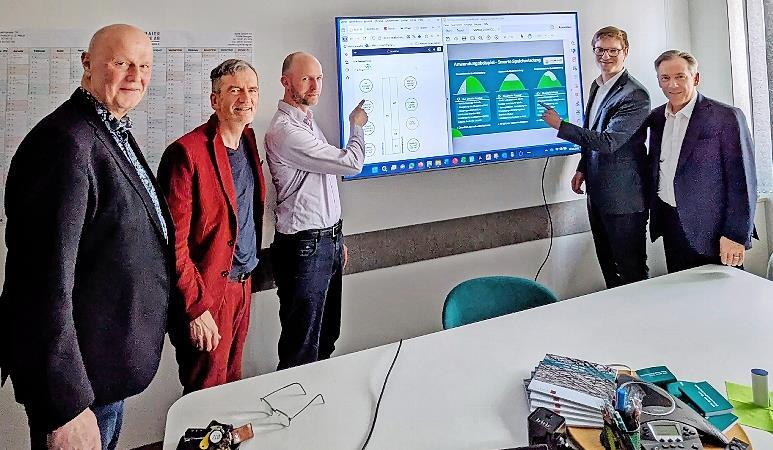 V.l.: Bürgermeister Gerald Brehm, Thomas Maier (Vorstand Valentin Maier), Lennart Böse (Geschäftsführer Malum), Oliver Mönius (Geschäftsführer Solariance) und Landrat Alexander Tritthart. V.l.: Bürgermeister Gerald Brehm, Thomas Maier (Vorstand Valentin Maier), Lennart Böse (Geschäftsführer Malum), Oliver Mönius (Geschäftsführer Solariance) und Landrat Alexander Tritthart.