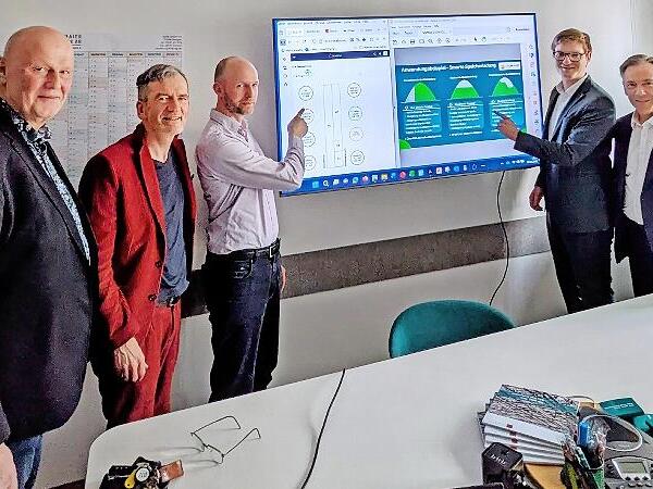 V.l.: B&uuml;rgermeister Gerald Brehm, Thomas Maier (Vorstand Valentin Maier), Lennart B&ouml;se (Gesch&auml;ftsf&uuml;hrer Malum), Oliver M&ouml;nius (Gesch&auml;ftsf&uuml;hrer Solariance) und Landrat Alexander Tritthart.