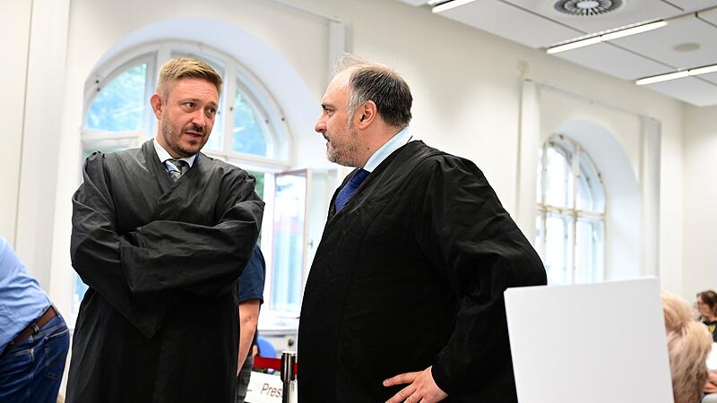 Landgericht Bamberg Drogen Darknet Familien-Unternehmen Die Strafverteidiger Maximilian Glabasnia aus Bamberg und Thorsten Hönnscheidt aus Dortmund mit einer Angeklagten.