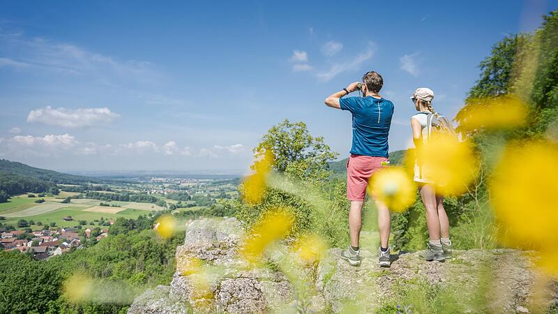 Der Eulenstein liegt &uuml;ber dem Ellertal. Wanderer haben von dort einen beeindruckenden Ausblick.