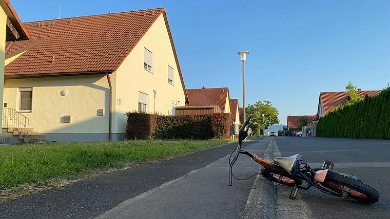 Seit über 30 Jahren gibt es in Kleinlangheim eine Gemeinschaftsunterkunft für geflüchtete Menschen. Die vier Häuser befinden sich mitten in einer Wohnsiedlung. Seit über 30 Jahren gibt es in Kleinlangheim eine Gemeinschaftsunterkunft für geflüchtete Menschen. Die vier Häuser befinden sich mitten in einer Wohnsiedlung.