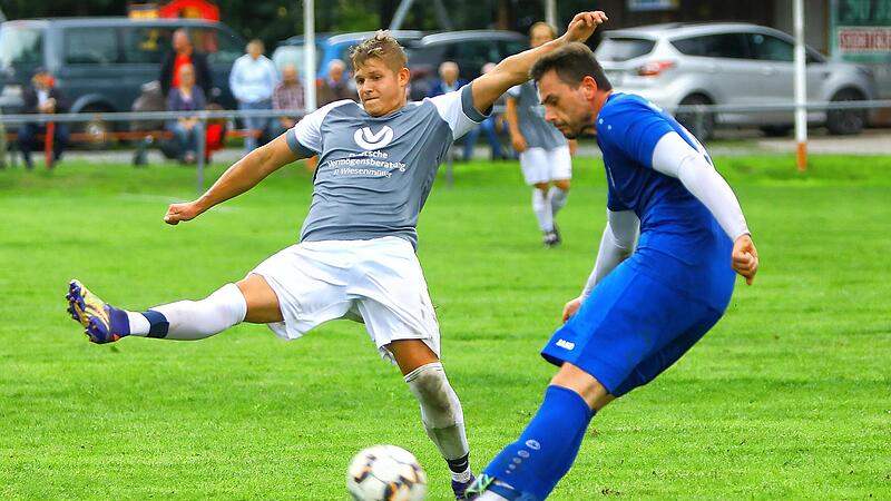 Der VfB Kulmbach (rechts Andreas Dörrer) muss am Sonntag zum TSV Neudrossenfeld II, der jüngst beim SV Motschenbach (links Daniel Frank) ein 3:3 geholt hat. Dagegen musste sich der VfB eine Woche zuvor in Motschenbach 1:4 geschlagen geben.