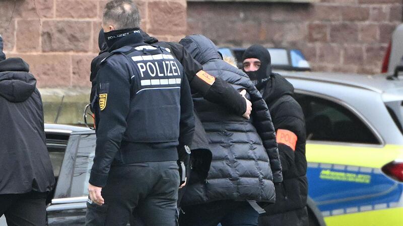 Die Bundesanwaltschaft hat am Mittwochmorgen mehrere Menschen aus der sogenannten Reichsb&uuml;rger-Szene bei einer Razzia festnehmen lassen. Laut Bundesanwaltschaft  gab es auch Festnahmen in den Landkreisen Forchheim, Schweinfurt, Ansbach und Bayreuth.Forchheim & Fr&auml;nkische Schweiz