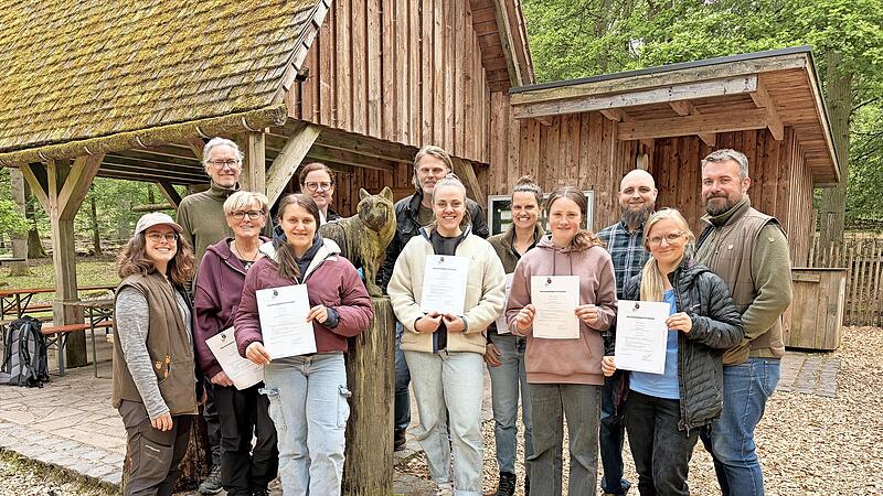 Die ausgebildeten Wildpark-Scouts (von links): Lisa Graskamp (NEZ Rh&ouml;n), Dr. Joachim Schneider (NEZ Rh&ouml;n), Anja Johannes, Franziska Sitzmann, Andrea Back, Ingo Schirmer, Leonie Hassenj&uuml;rgen, Anika Zimmermann, Charlotte Schranner, Kevin Kansy, Manu...