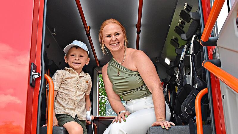 Ein unvergessliches Erlebnis für Luis Wagner: Er konnte die Faszination großer Fahrzeuge hautnah erleben und mit Mama Selina als Mitfahrer im Feuerwehrauto Platz nehmen. Ein unvergessliches Erlebnis für Luis Wagner: Er konnte die Faszination großer Fahrzeuge hautnah erleben und mit Mama Selina als Mitfahrer im Feuerwehrauto Platz nehmen.